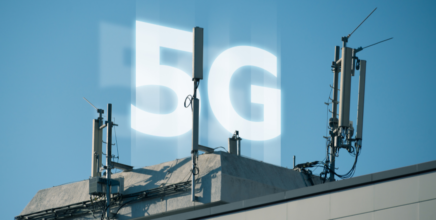 5G antennas on the rooftop with digital 5G sign