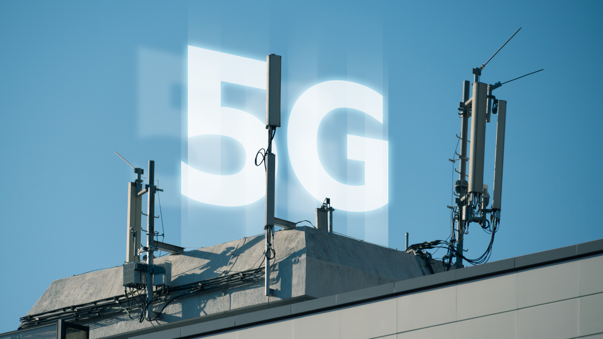 5G antennas on the rooftop with digital 5G sign